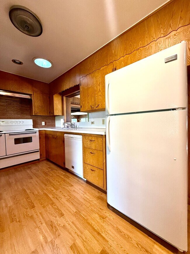 Building Photo - **50% OFF FIRST MONTH'S RENT** Country Liv...