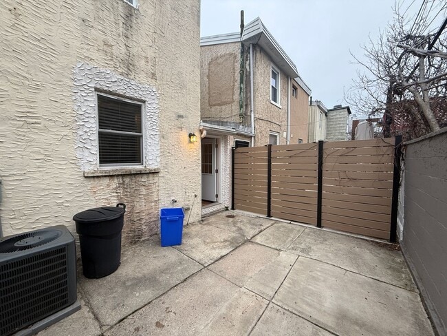 Building Photo - Charming South Philly Home in the Pennsport/Queen Village Area