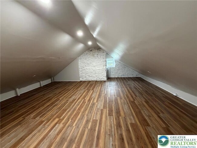 Building Photo - 1037 N 6th St Ext