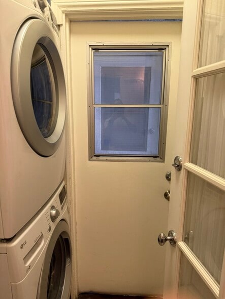 In unit washer and dryer - 1119 Hacienda Pl