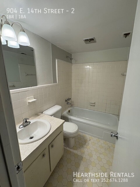 Building Photo - 904 E 14th St