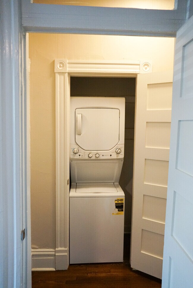 Building Photo - Recently Updated 3Bedroom 2Bath Condo