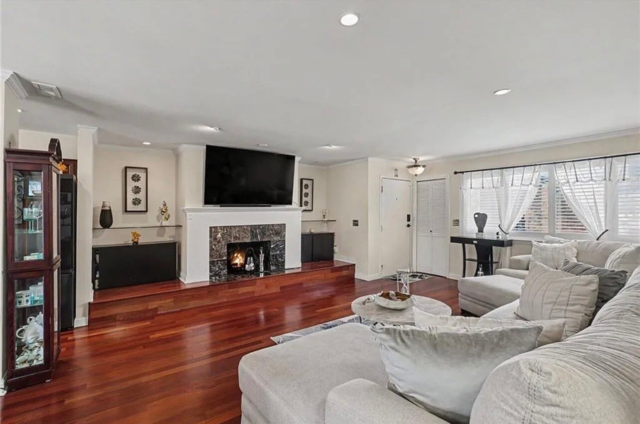 Building Photo - 114 E 41st St