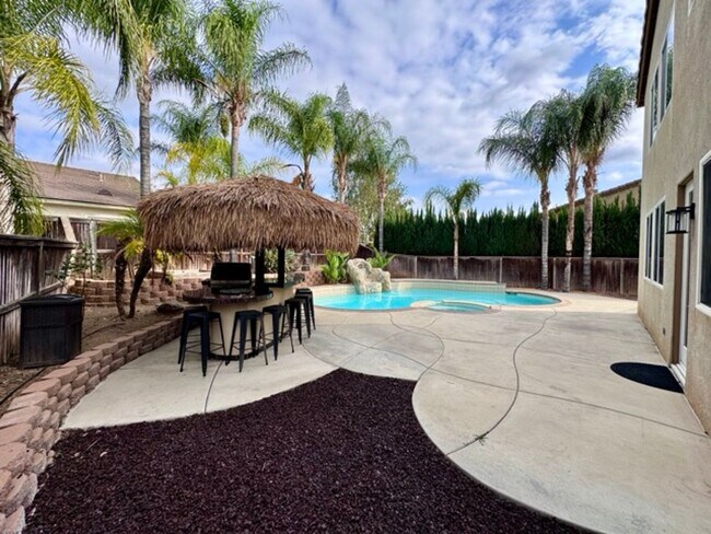 Building Photo - Discover this beautifully upgraded 5 bedro...