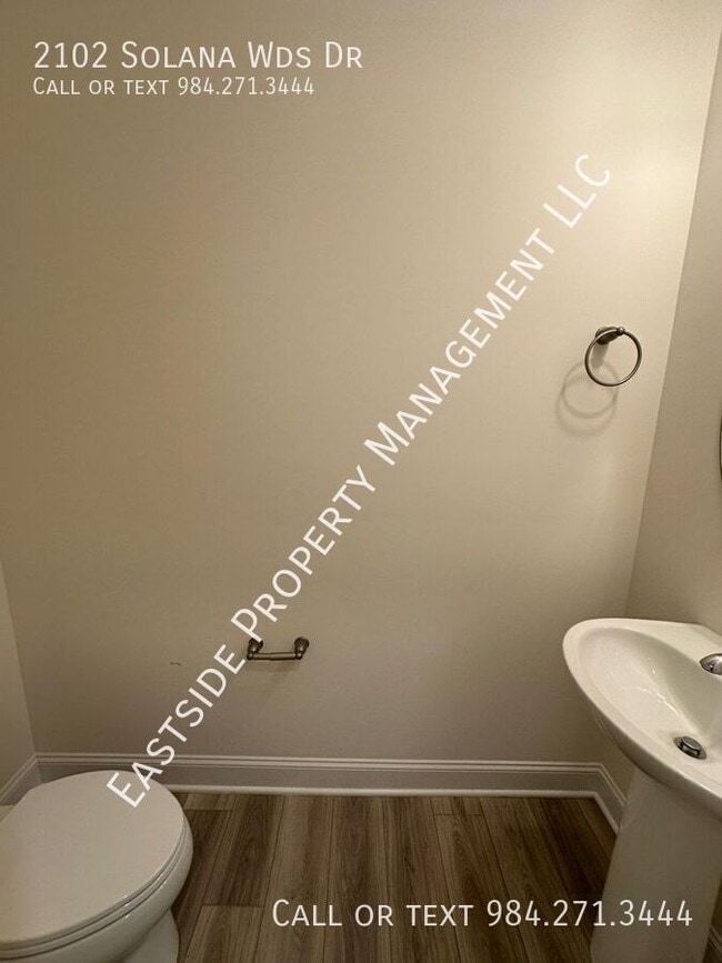 Building Photo - 2102 Solana Wds Dr