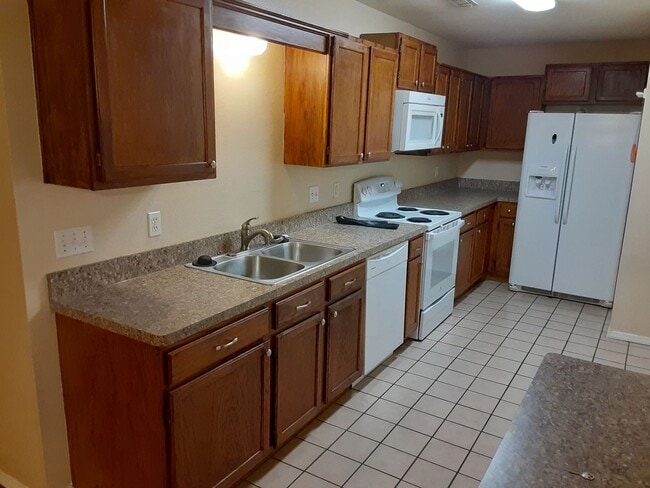 Building Photo - Great Townhouse in West Fayetteville