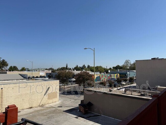 Building Photo - 139 W Yosemite Ave