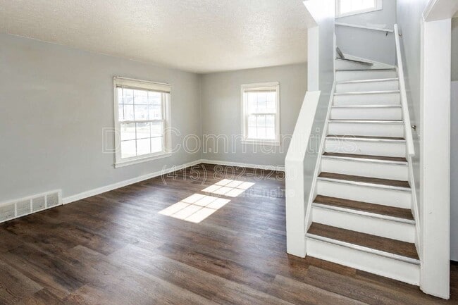 Building Photo - 492 E 327th St