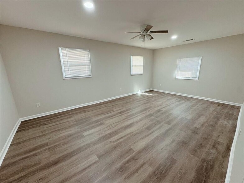 Building Photo - 2933 Port Royal Ln