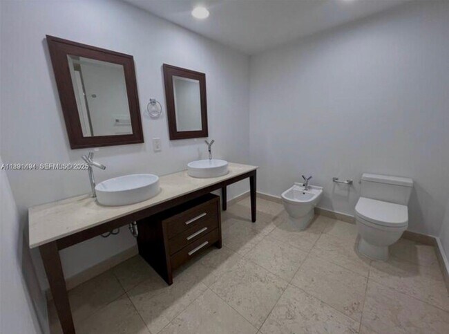 Building Photo - 495 Brickell Ave