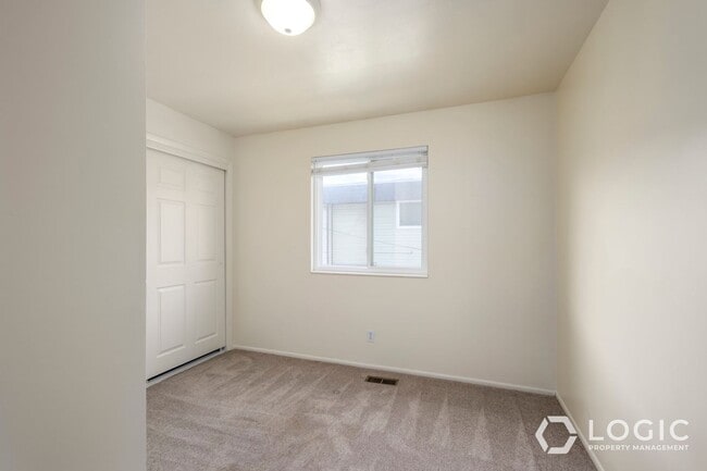 Building Photo - End Unit Townhome!