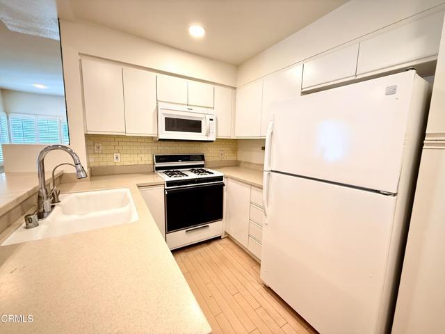 Building Photo - 360 S Los Robles Ave