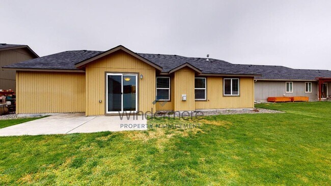 Building Photo - 247 Chapra St