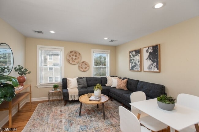 Building Photo - 122 N Fullerton Ave