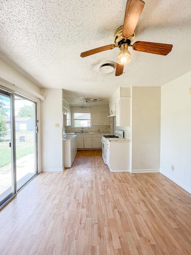 Building Photo - Available NOW!!!! Gorgeous 3 bedroom, 1 ba...