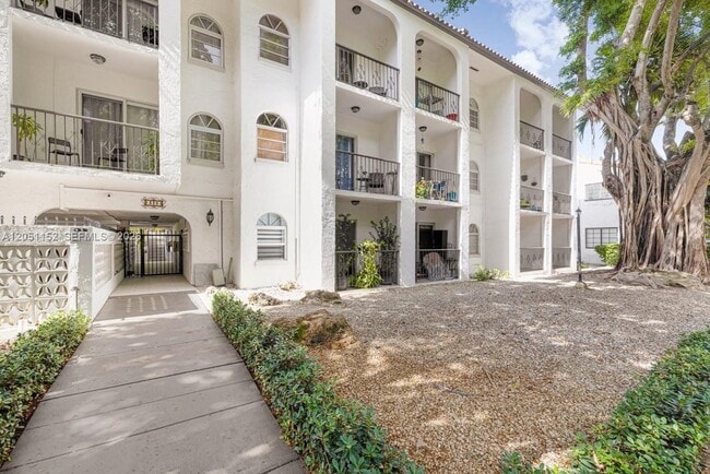Building Photo - 338 Majorca Ave