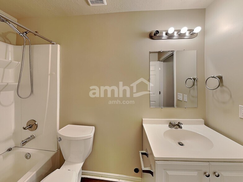 Building Photo - 32 E 2200 S