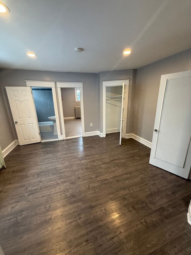 Building Photo - 514 W Champlost Ave