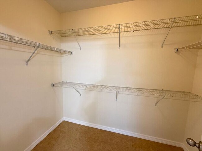 Building Photo - Spacious Groveland Home