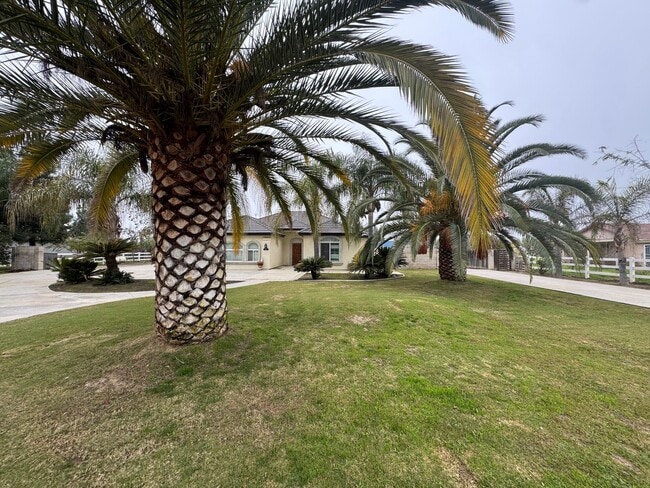 Building Photo - Spacious home with a pool! MOVE IN SPECIAL