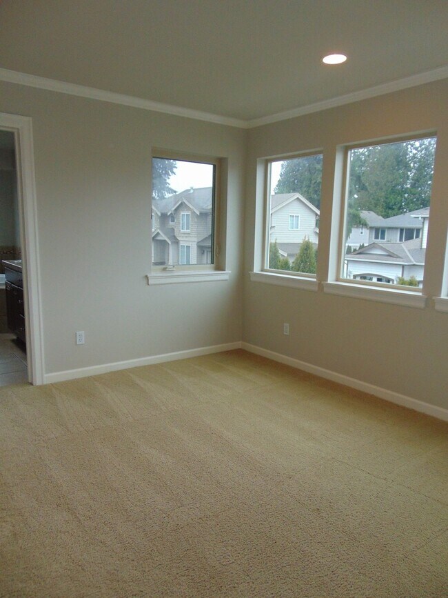 Building Photo - 4+ Bedroom/2.5 Bath Luxury Kirkland Home.  Spacious Home, Rose Hill Area!  A Must See!