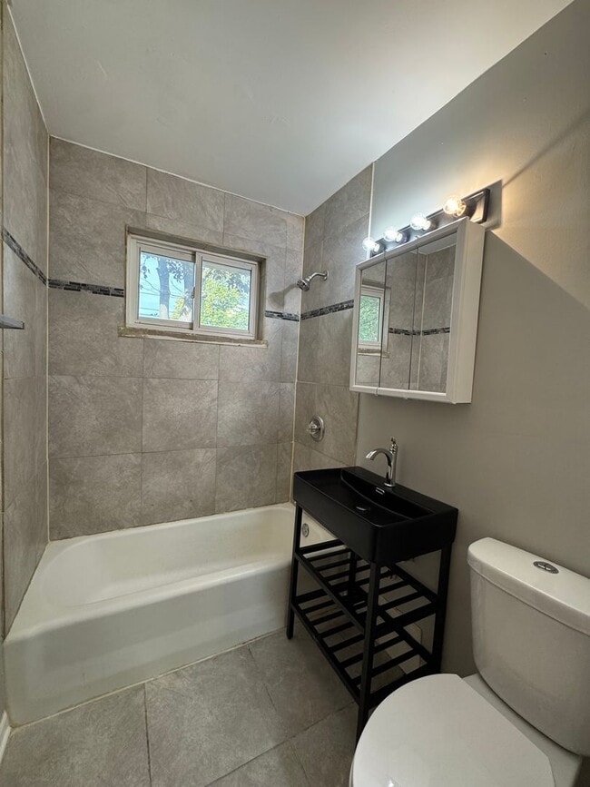 Building Photo - 2 Bedroom Ranch Home now available in Calu...