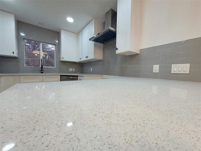 Building Photo - 317 W Houston Ave