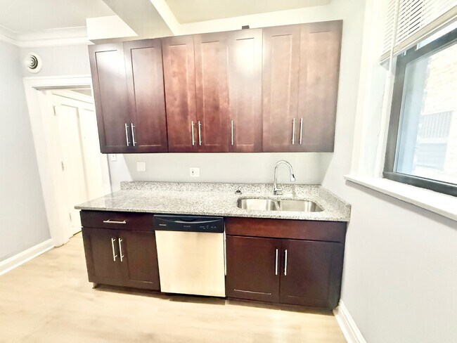 Building Photo - Beautiful 1 Bed 1Bath in the Andersonville area