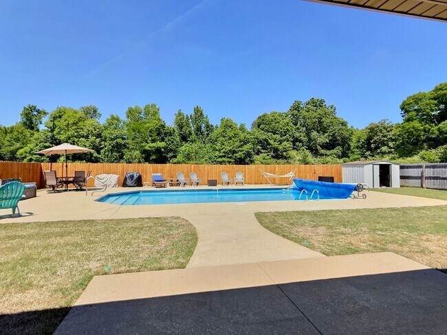 Building Photo - 4 Bed, 2 Full Bath Home w/ In-Ground Pool in Desirable Lake Forest!