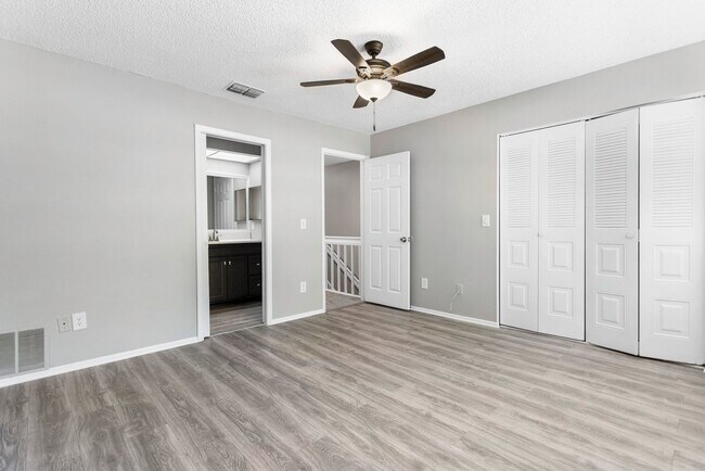 Building Photo - 2bedroom 1.5 Bath Town home ** January Ren...