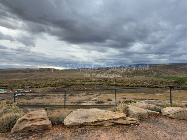 Building Photo - 2737 Sierra Vista Dr