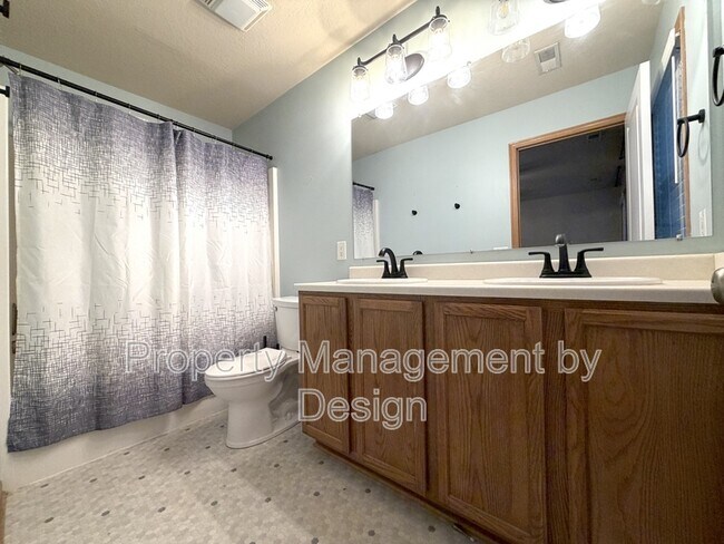 Building Photo - 1005 NE Kamies Ln