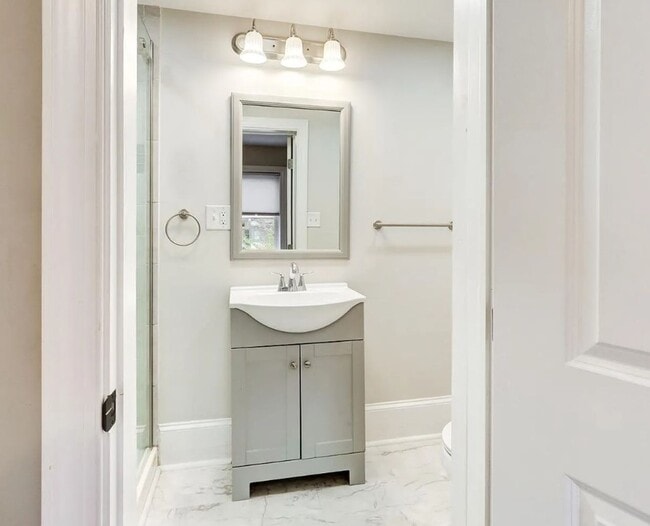 Building Photo - Spacious 3-Bedroom 2 Bath Home with Modern Comforts