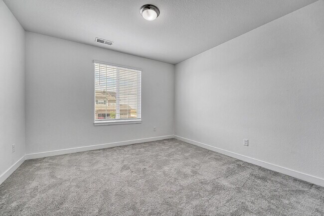 Building Photo - $4,450.00, 5 bed, 4.5-bath located in Broo...