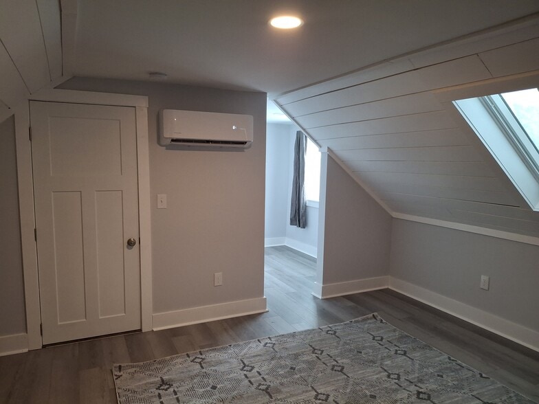 Building Photo - 27 Oak St