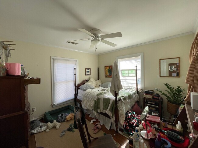Building Photo - Three Bedroom on Easy St!