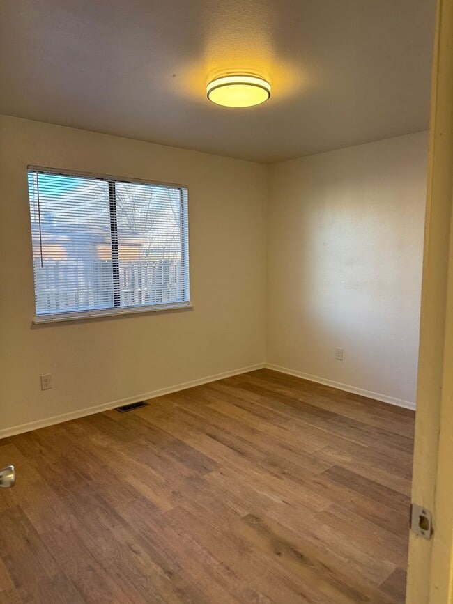 Building Photo - Ground Level - 2 Bed, 1 Bath Townhouse!!!