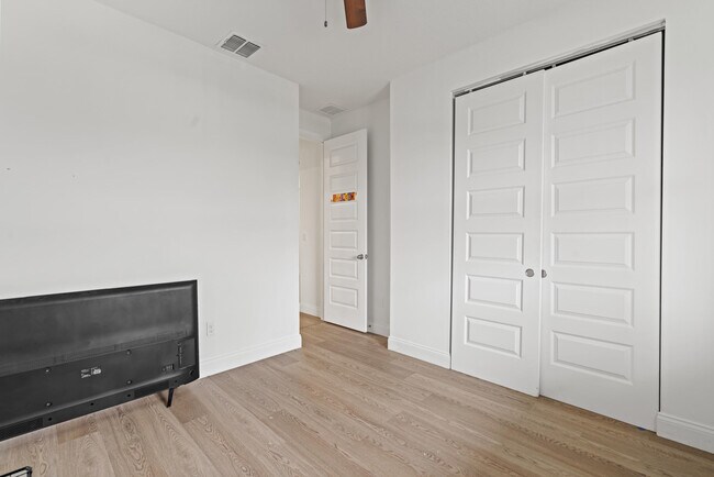 Building Photo - 8906 Dahlia Cir