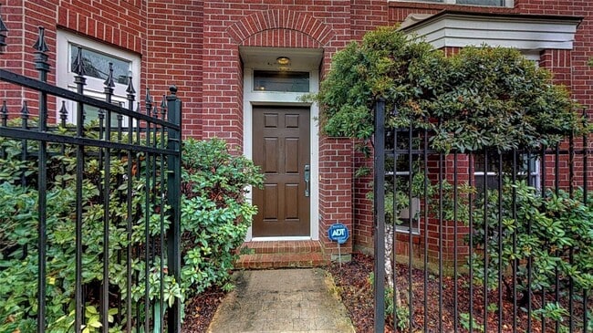 Building Photo - 2104 Gillette St