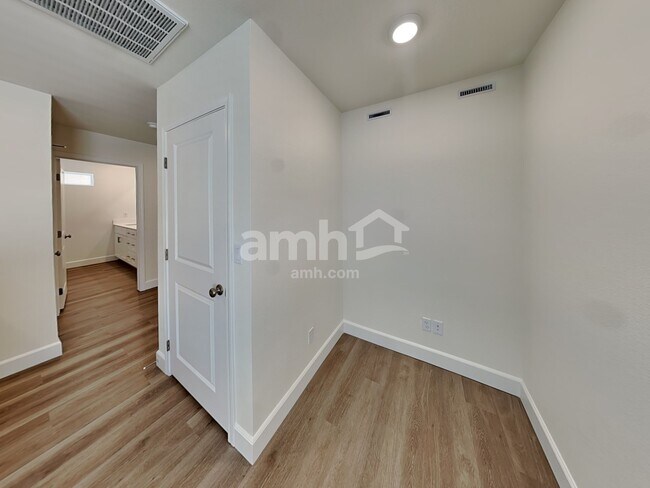 Building Photo - 10345 Medusita St