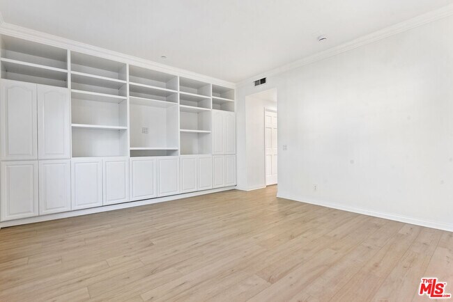 Building Photo - 2025 S Beverly Glen Blvd