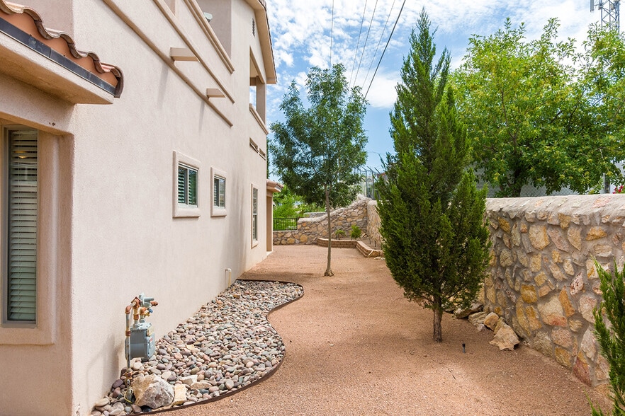 Building Photo - 2375 Saturn Cir