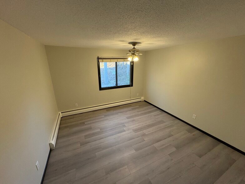 Building Photo - 907 Coulee Rd