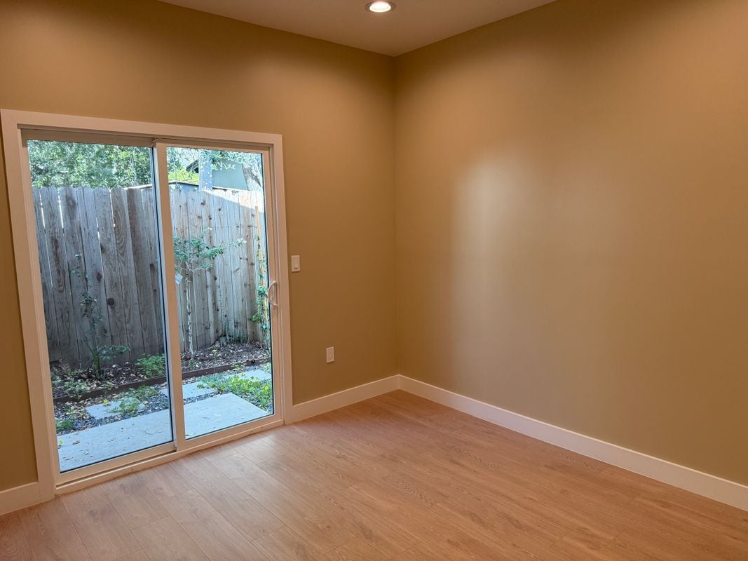 Building Photo - 1072 N Vinedo Ave