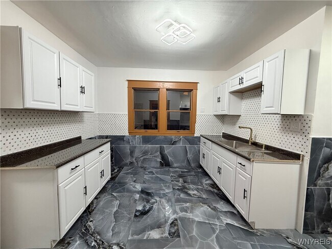 Building Photo - 111 Dempster St