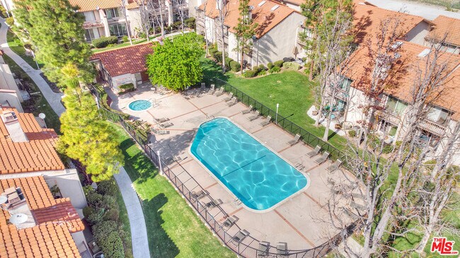 Building Photo - 5624 Las Virgenes Rd
