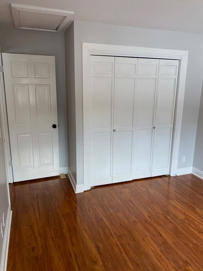 Building Photo - 4 Bed 3.5 Bath Wonderland Hill Townhouse. ...