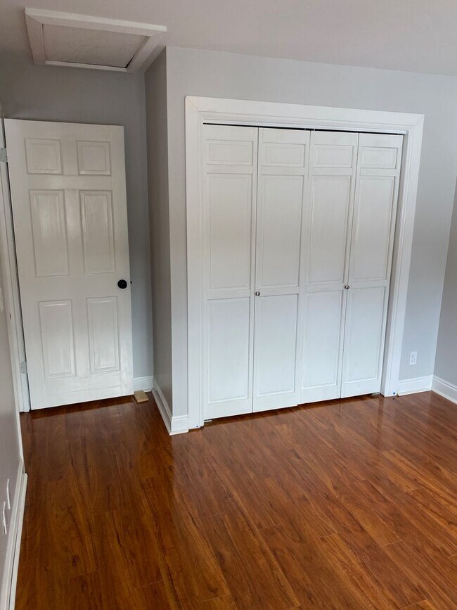 Building Photo - 4 Bed 3.5 Bath Wonderland Hill Townhouse