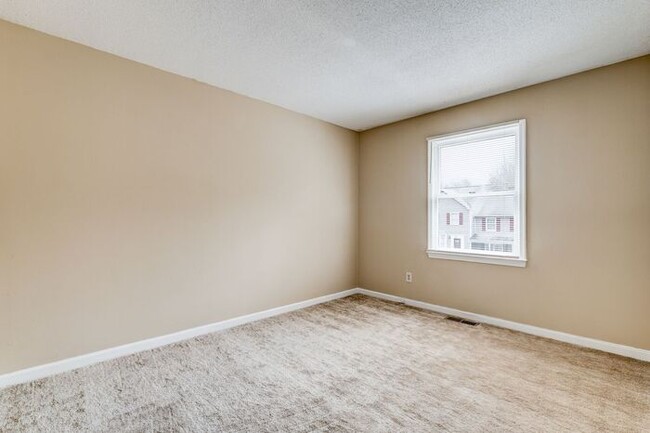 Building Photo - SW, Large Townhome, Wood/Vinyl Flooring, F...