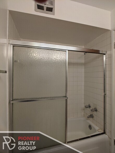 Building Photo - 665 W Wrightwood Ave
